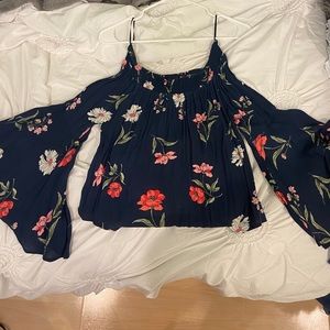 HOLLISTER OFF SHOULDER FLOWER TOP SIZE MEDIUM